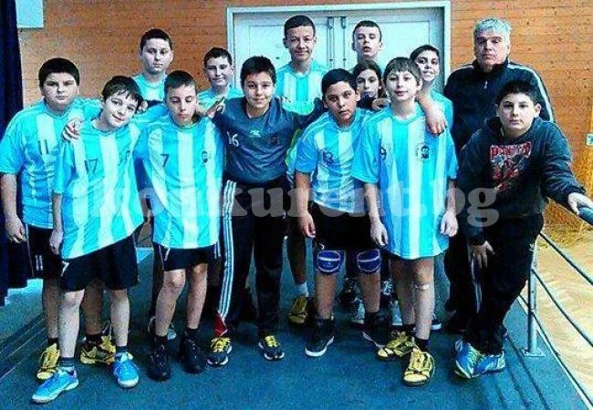 Хандбалисти от Мездра биха руснаци на турнир в Словакия