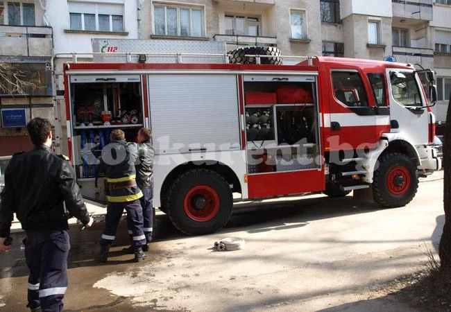 Пожар от коледна украса изпепели до основи къща