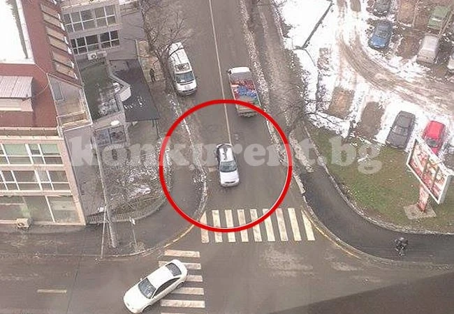 Фотобомба: Врачанин се вози на тавана на кола