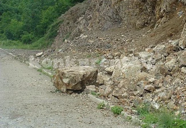 Свлачище блокира пътя за Мездра през Искърското дефиле