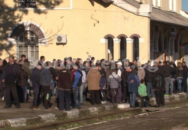 Над 150 протестираха на жп гарата в Бели извор