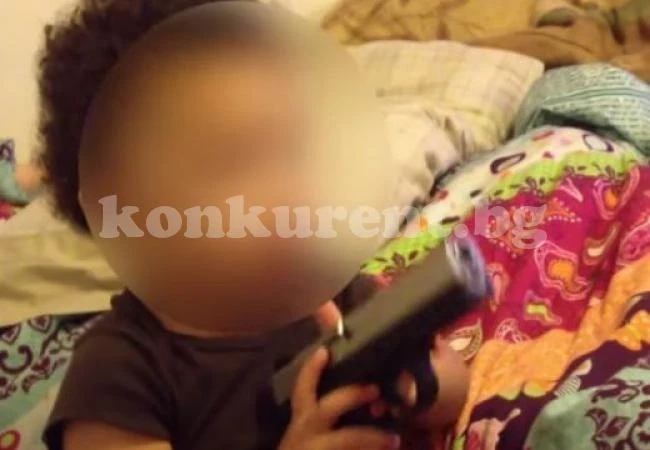 Родители снимат как бебето им лапа дулото на пистолет