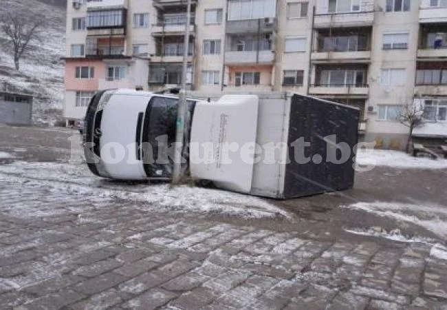 Невиждана стихия: Вижте как ураганен вятър обърна камион