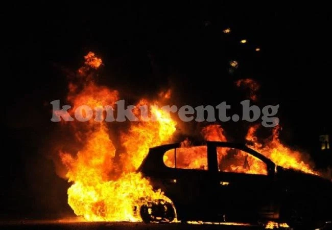 Фирмен автомобил изгоря при пожар
