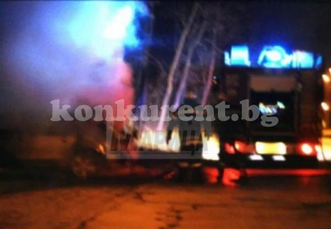 Снимка на очевидец как гори колата на килъра на Лудия