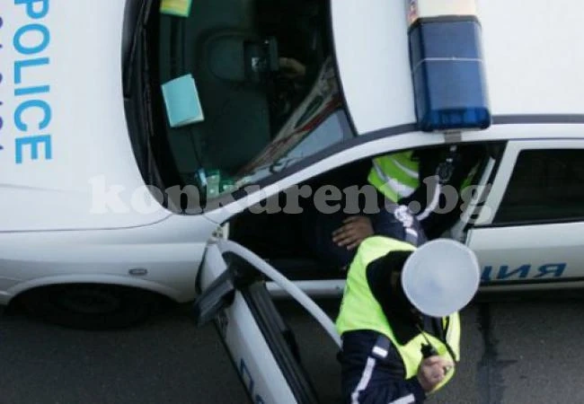 Автобус помете лек автомобил