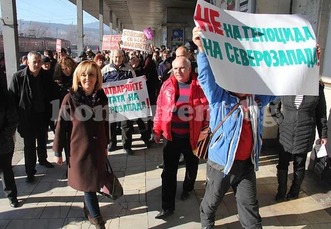 Северозападът се събра в Мездра да си иска влаковете. Депутати подкрепиха протеста