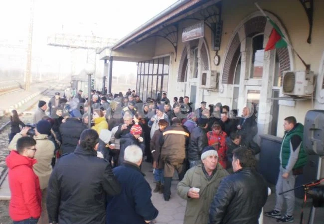 И в Криводол протестираха срещу спирането на влакове