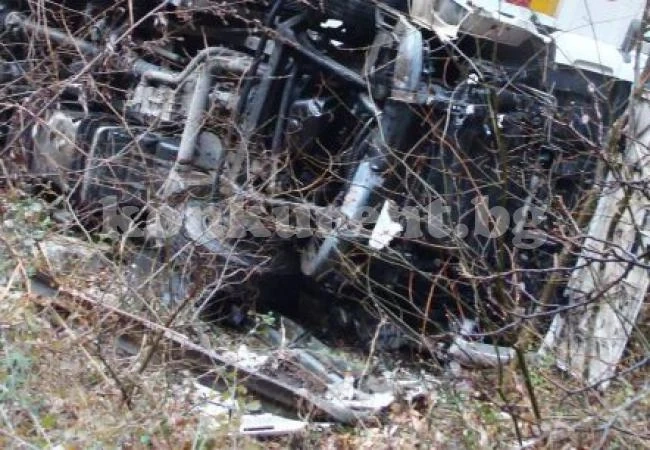 Кола се хвърли в дере на Детелината на смъртта в Кърджали