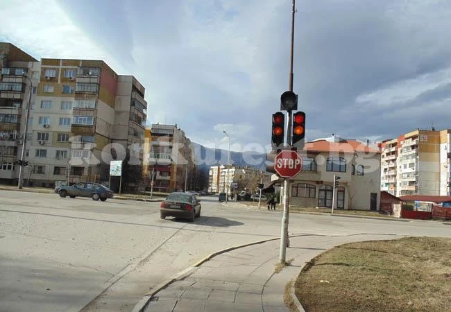 Шофьори във Враца в паника! Светофар свети само в червено и жълто /Снимки/