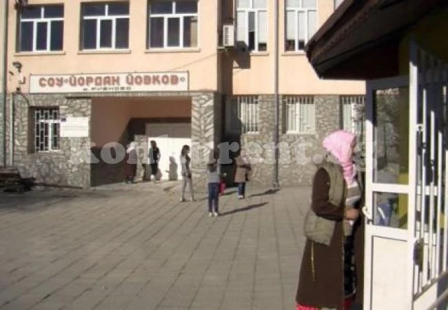 Родители поискаха дрегери за учител - лъхал и залитал