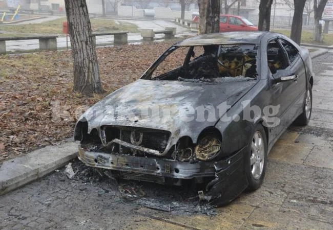 Първо в „Конкурент“: Запалиха колата на син на полицай /Снимки/