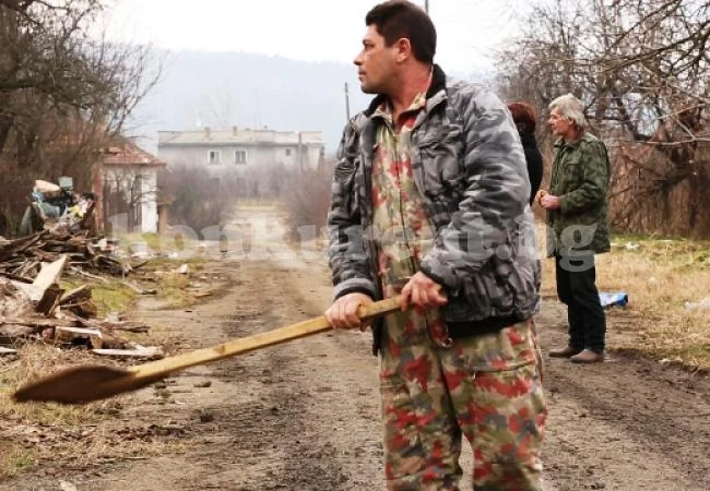 Хора ходят със сопи, за да се пазят от кучета на докторка