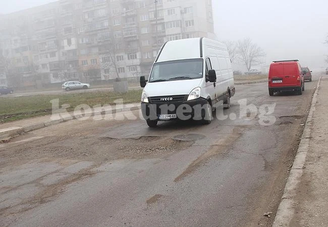 Шофьори пукат картери заради опасна шахта във Враца