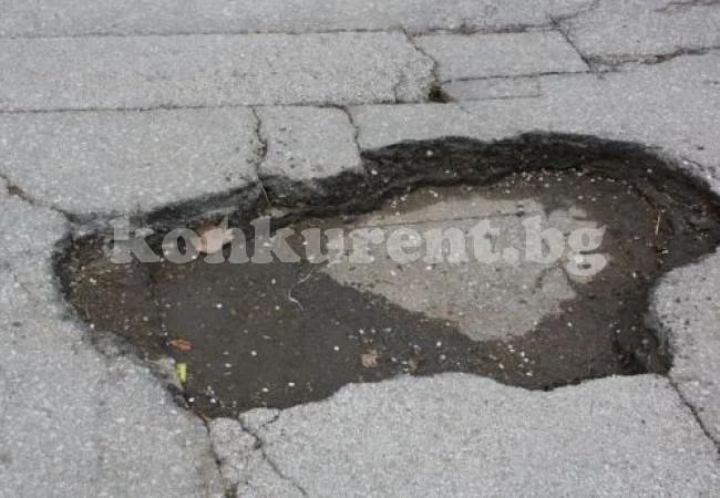 Лепят дупките след снега