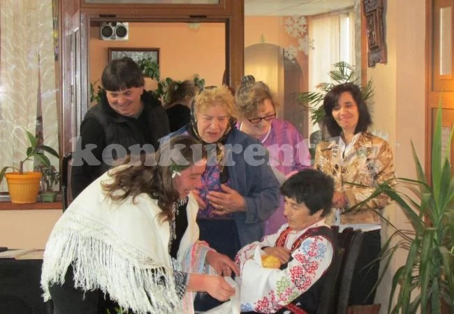 С песни и танци в Зверино почетоха Бабинден