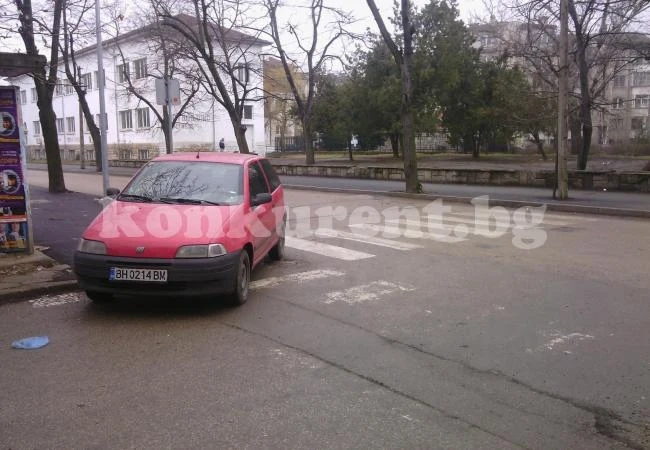 Майсторско паркиране във Видин на две пешеходни пътеки