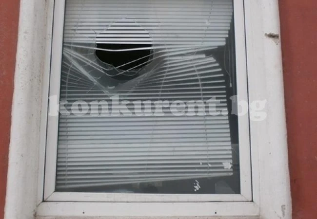 Психично болен потроши стъклата на БСП в Лом