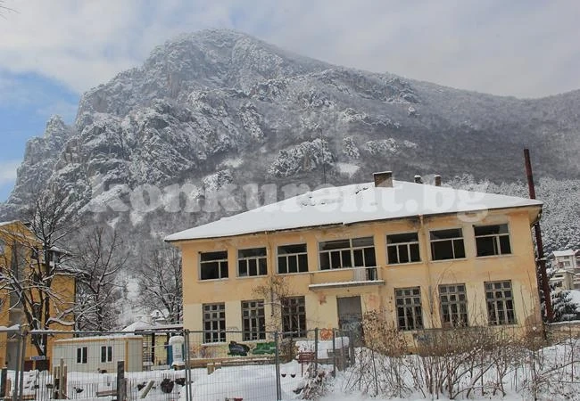Купуват мебели и техника за бившето училище „Митрополит Константин“