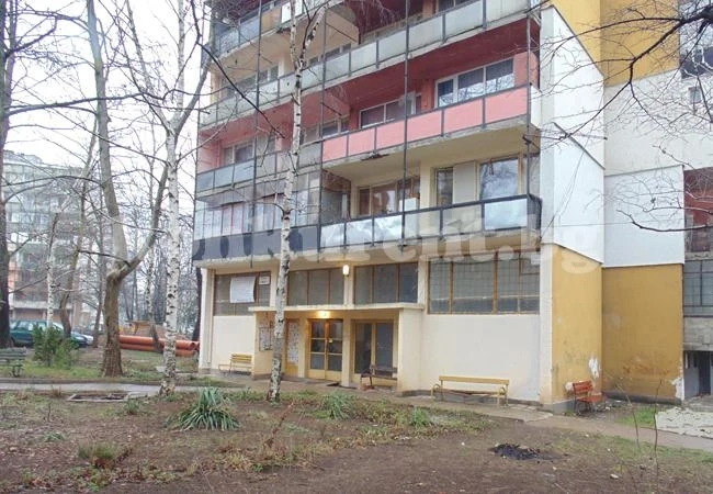 Откриха труп на мъж пред блока му