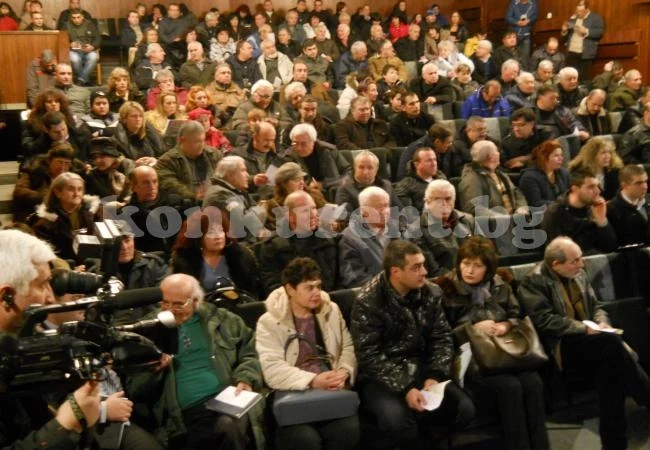 Депутат и губернатор се срещнаха с домоуправители от Враца за санирането