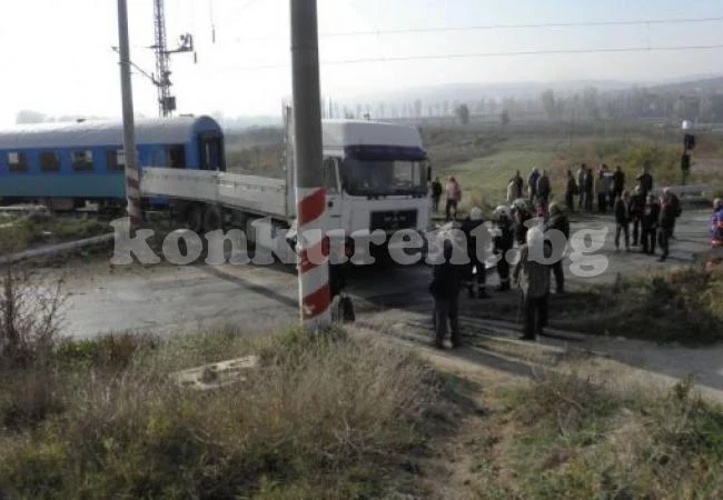 Влак помете камион на жп прелез