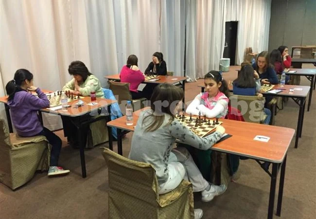 Васова върви уверено към финала по шах