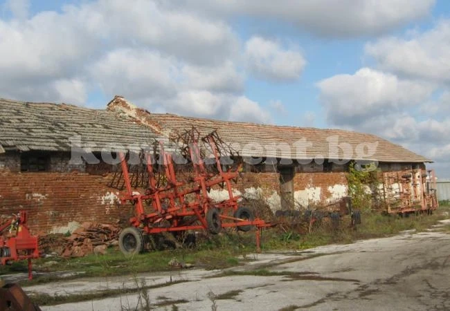 Разпродават на парче кооперацията в Малорад