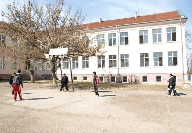 Задържаха кметски син, разтървал ученици в меле