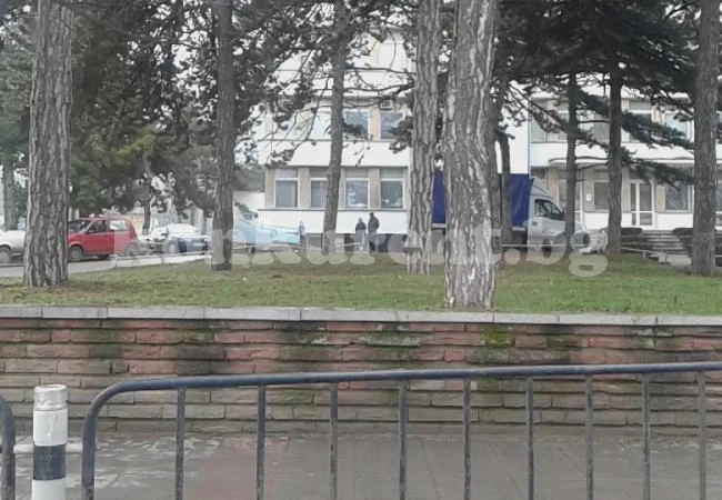Дилъри на кръв шетат край болницата във Враца