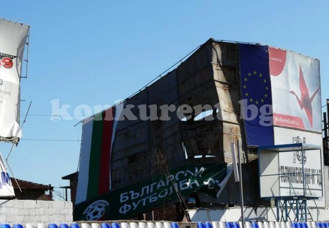 Ураганен вятър остави стадион „Огоста“ без реклами