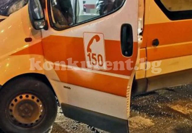 Падащ камък удари линейка с кръв