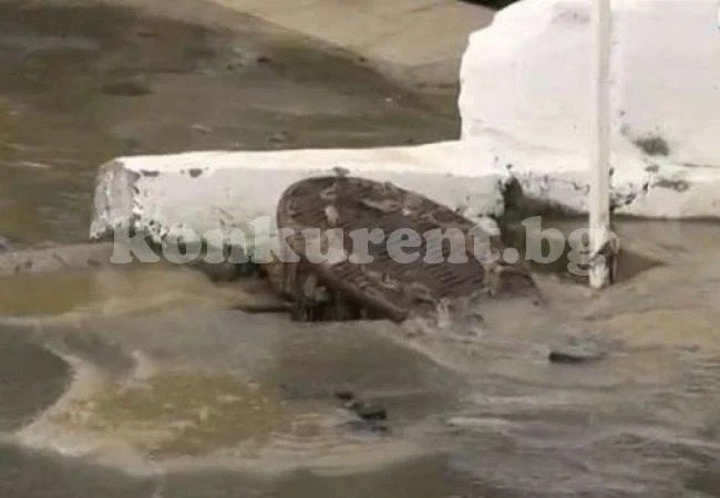 Бурята отнесе плажа в Свети Влас