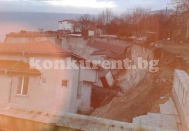 Къщи се свличат в морето до \