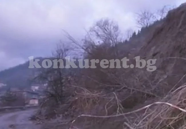 Свлачища блокираха Смолян