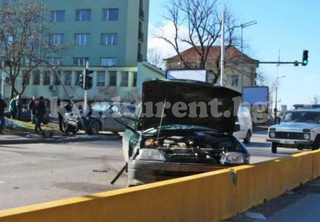 Джип БМВ се натресе в стълб