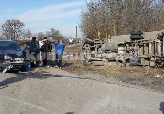 Вадят на ръце майка с бебе от смачкано БМВ