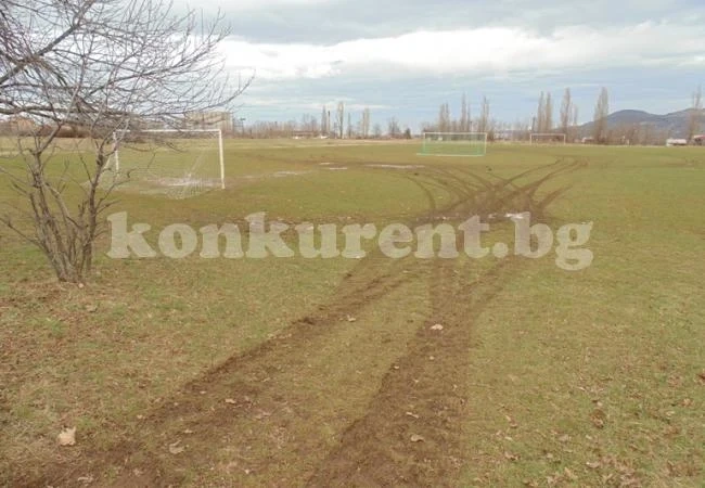 Вандали оставиха футболисти без терен във Враца