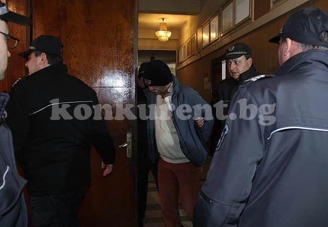 По 17 години затвор за брата и сестрата убили баща си
