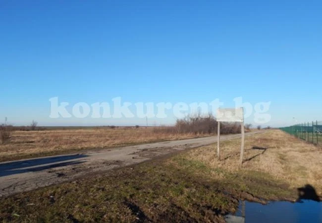 Ченгета патрулират до село, чийто път никога не е ремонтиран
