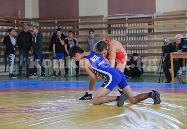 Борци дебютират в първенство за юноши