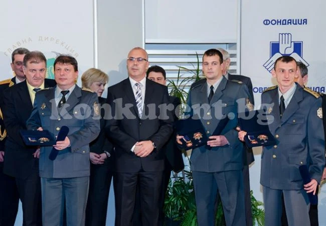 Министър Вучков награди трима огнеборци от Белоградчик