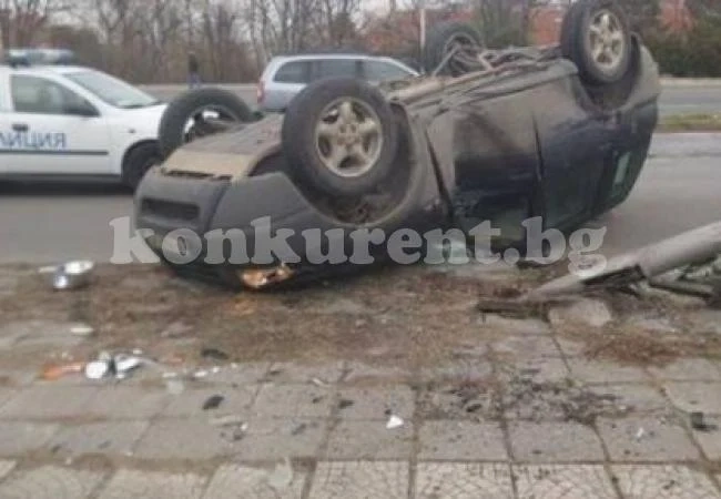 Пожарникари вадят заклещени в преобърнат джип