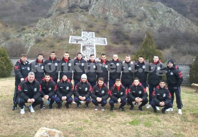 Футболисти на лагер посетиха Рупите