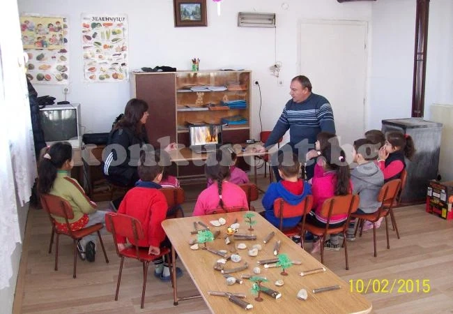 Управник гостува на невръстни хлапета