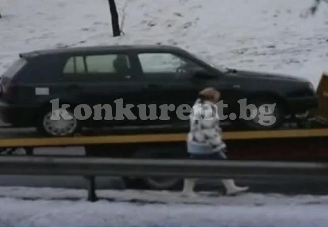 Кола кацна на мантинела