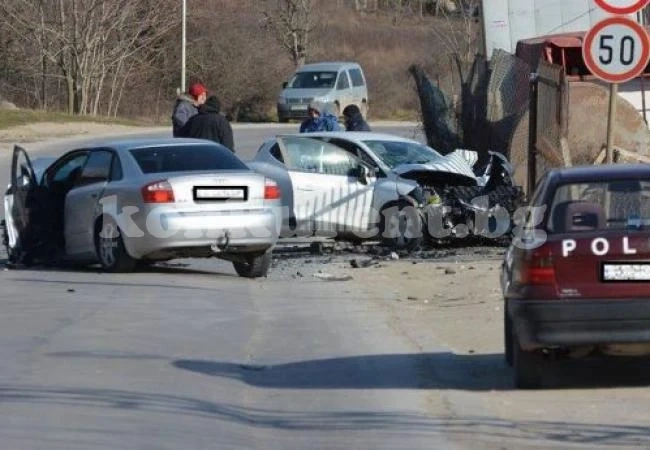 Рязаха ламарините на смачкана кола от мелето при Виница /СНИМКИ/