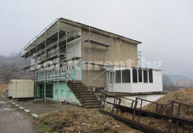 Ремонтират стадиона на Берковица