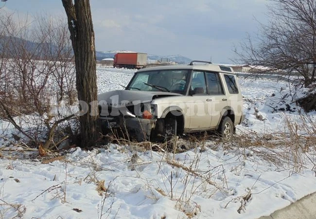 /Снимки/ Нова катастрофа на обходния път! „Ленд Роувър“ се заби в дърво