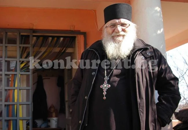 Бандити тарашиха къща на отец Иван в Якимово